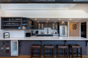 Just Remodeled! The Big Wood Retreat with a Loft